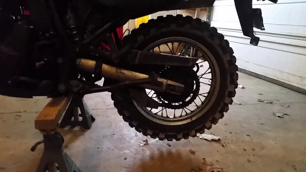 How to Lift a Dirt Bike With a Car Jack